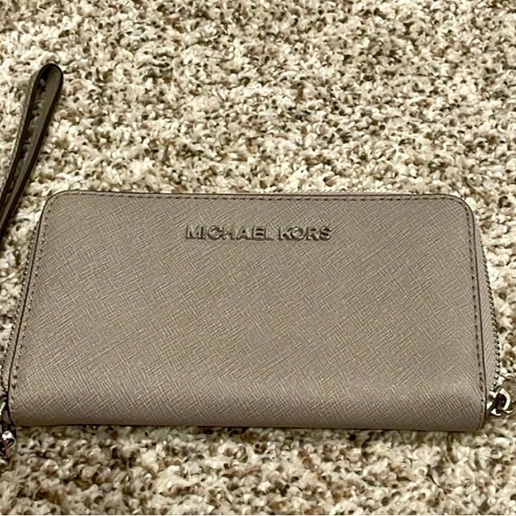 NWOT beautiful Michael Kors gray wristlet wallet with strap, 7 x 4 inches - Picture 3 of 3